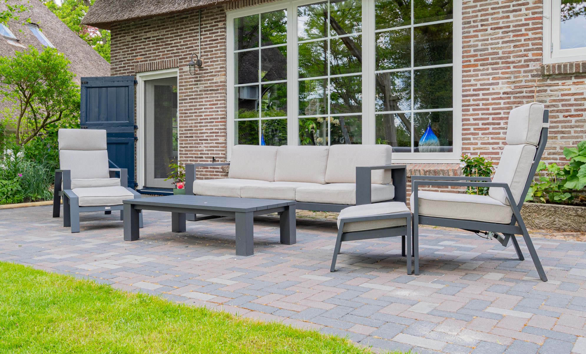 Buiten fotografie van tuin- of bouwproject met aandacht voor schaal en sfeer